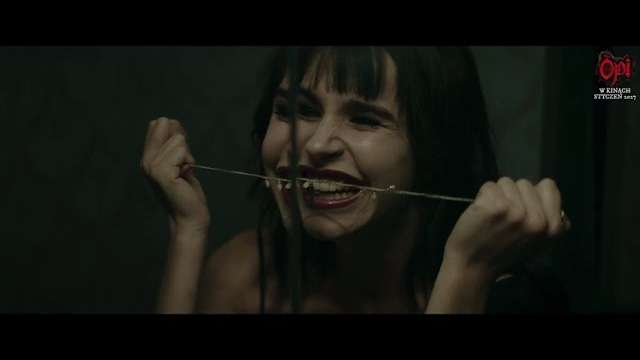 Ópi trailer still of Trina biting a necklace chain